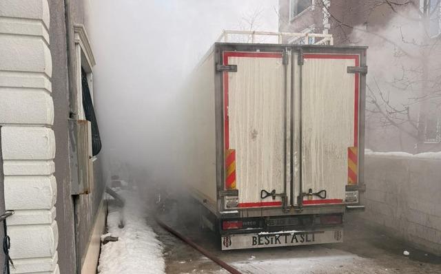 Van&rsquo;da park halindeki kamyonet yandı 2