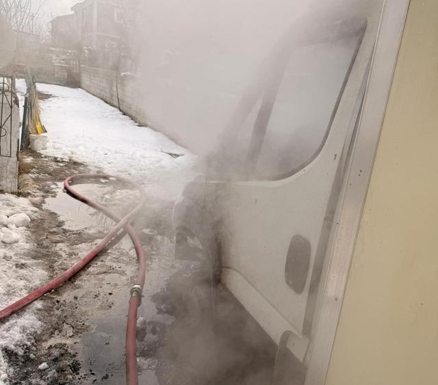 Van&rsquo;da park halindeki kamyonet yandı 1