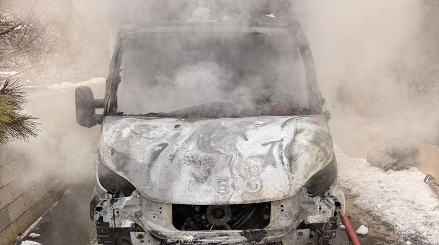 Van&rsquo;da park halindeki kamyonet yandı