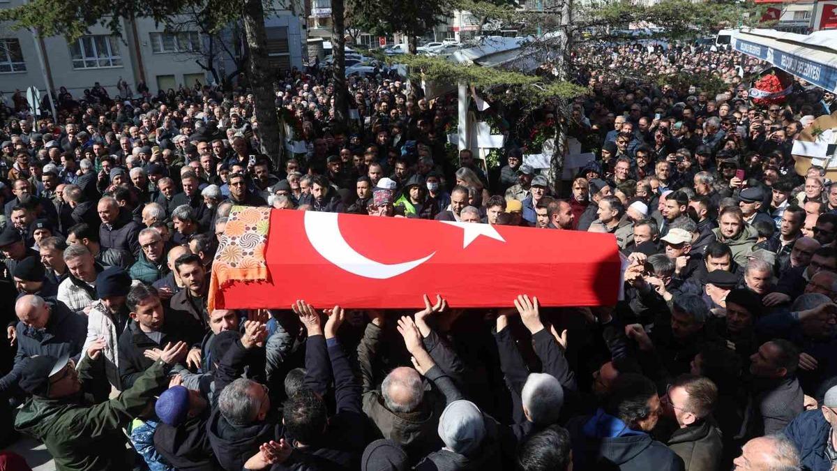 Öğrencisi tarafından öldürülen Fatma Nur öğretmene son veda! Tabutun yanından ayrılmadı - Güncel Haberler