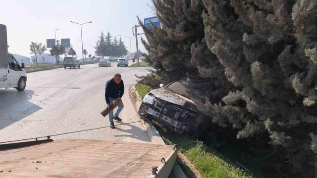Bursa’da kontrolden çıkan otomobil ağaçlık alana uçtu 4