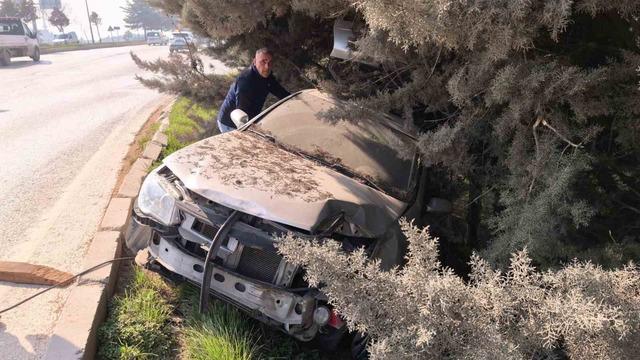 Bursa’da kontrolden çıkan otomobil ağaçlık alana uçtu 3