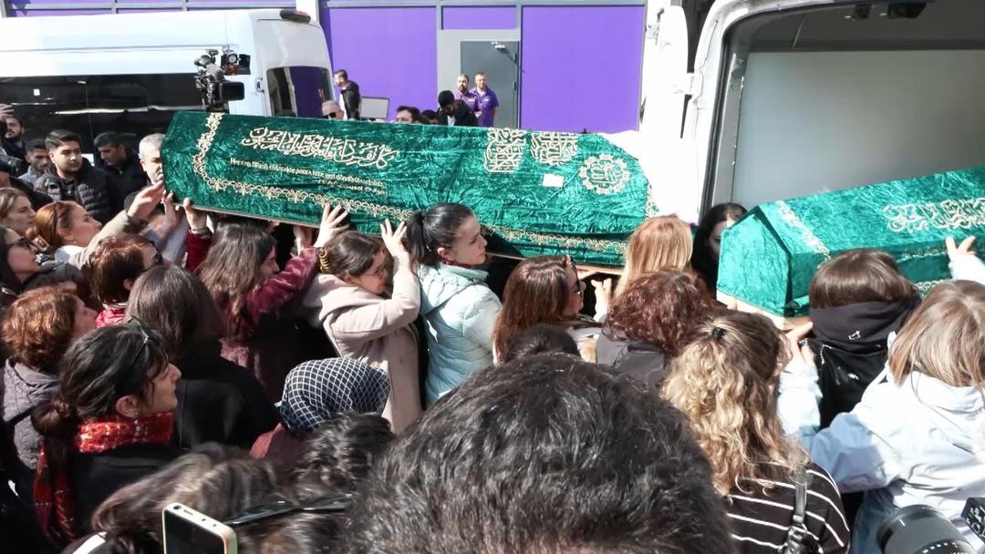 Anne-kız denizde &ouml;l&uuml; bulunmuşlardı: İstismarcılarının kurbanı oldular! Tabutları kadınlar omuzladı 3