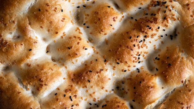 İki dakika yetiyor! Bayatlayan Ramazan pidesini ilk günkü haline getiren sihirli dokunuş