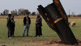 Suriye'nin Kamışlı kentine f&uuml;ze d&uuml;şt&uuml;! G&ouml;ren yanına koştu... 