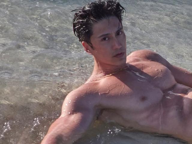 60. yaşını b&ouml;yle kutladı: Gen&ccedil; g&ouml;r&uuml;n&uuml;m&uuml; sosyal medyayı salladı