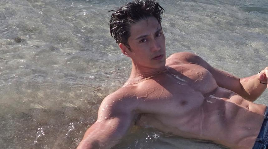 60. yaşını b&ouml;yle kutladı: Gen&ccedil; g&ouml;r&uuml;n&uuml;m&uuml; sosyal medyayı salladı