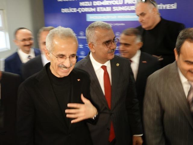 Bakan Uraloğlu&rsquo;ndan &lsquo;S&uuml;per Hızlı Tren&rsquo; a&ccedil;ıklaması: Ankara-İstanbul arası 80 dakikaya d&uuml;ş&uuml;yor