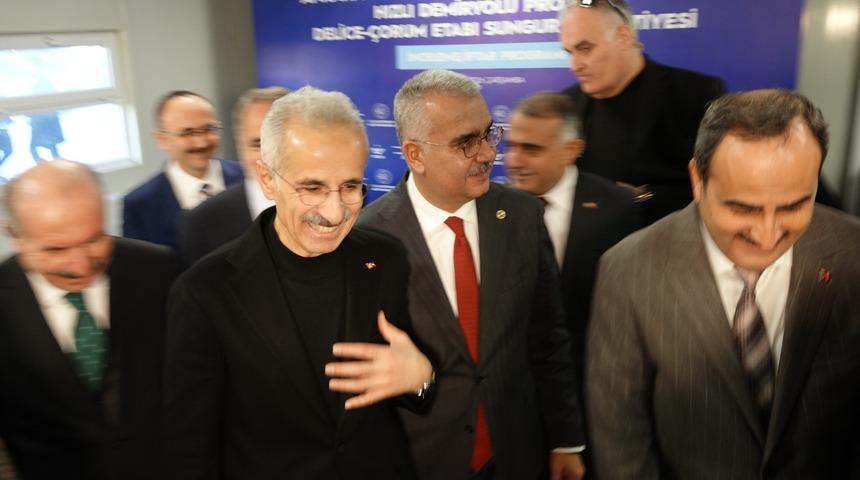 Bakan Uraloğlu&rsquo;ndan &lsquo;S&uuml;per Hızlı Tren&rsquo; a&ccedil;ıklaması: Ankara-İstanbul arası 80 dakikaya d&uuml;ş&uuml;yor