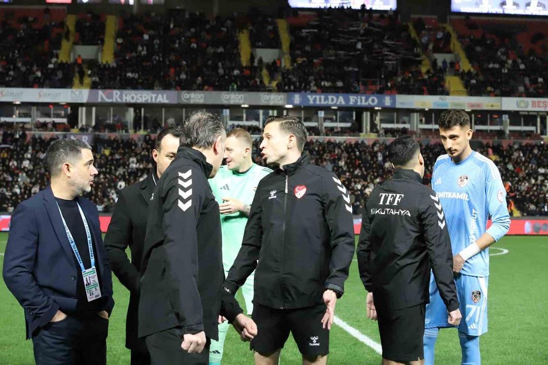 SON DAKİKA | Gaziantep te kriz &ccedil;&ouml;z&uuml;ld&uuml;, ışıklar yandı! 1 saatlik gerilimin ardından Fenerbah&ccedil;e ma&ccedil;ı r&ouml;tarlı başladı... 1