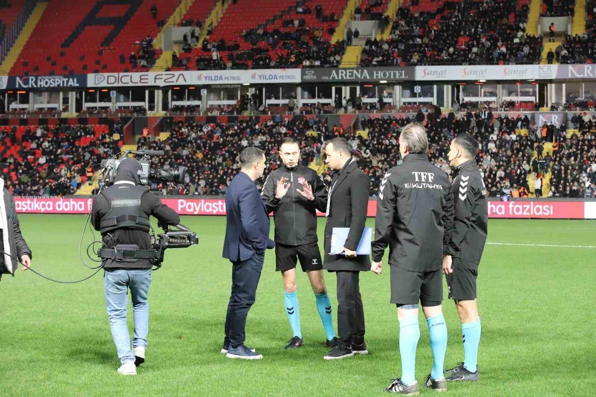 SON DAKİKA | Gaziantep te ilginç olay! Işıklar söndü, Fenerbahçe maçı durdu: Hakemler içeri gitti... 3