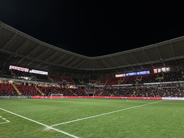 SON DAKİKA | Gaziantep'te kriz &ccedil;&ouml;z&uuml;ld&uuml;, ışıklar yandı! 1 saatlik gerilimin ardından Fenerbah&ccedil;e ma&ccedil;ı r&ouml;tarlı başladı...