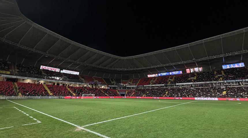 SON DAKİKA | Gaziantep'te kriz &ccedil;&ouml;z&uuml;ld&uuml;, ışıklar yandı! 1 saatlik gerilimin ardından Fenerbah&ccedil;e ma&ccedil;ı r&ouml;tarlı başladı...