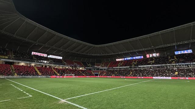 SON DAKİKA | Gaziantep'te kriz çözüldü, ışıklar yandı! 1 saatlik gerilimin ardından Fenerbahçe maçı rötarlı başladı...