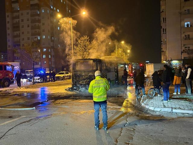 Kayseri de seyir halindeyken yanan &ouml;zel halk otob&uuml;s&uuml; kullanılamaz hale geldi 2