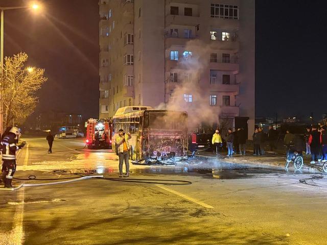 Kayseri de seyir halindeyken yanan &ouml;zel halk otob&uuml;s&uuml; kullanılamaz hale geldi 1