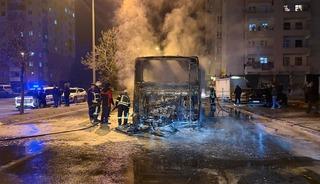 Kayseri'de seyir halindeyken yanan &ouml;zel halk otob&uuml;s&uuml; kullanılamaz hale geldi