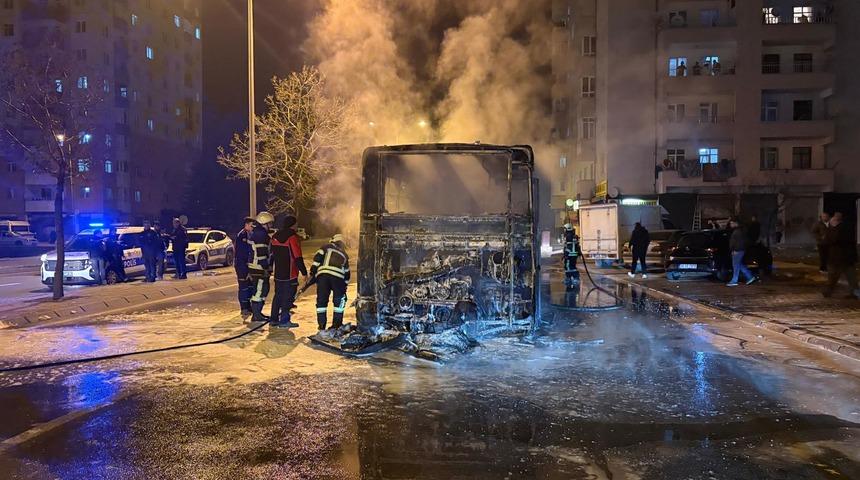 Kayseri'de seyir halindeyken yanan &ouml;zel halk otob&uuml;s&uuml; kullanılamaz hale geldi
