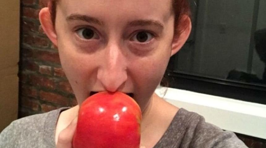 Bir ay boyunca her gün bir elma yedi! Vücudunda neler oldu?