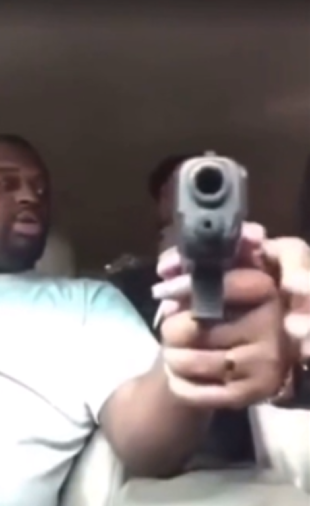 Facebook şakası &ouml;l&uuml;m getirdi! Canlı yayında arkadaşını katletti