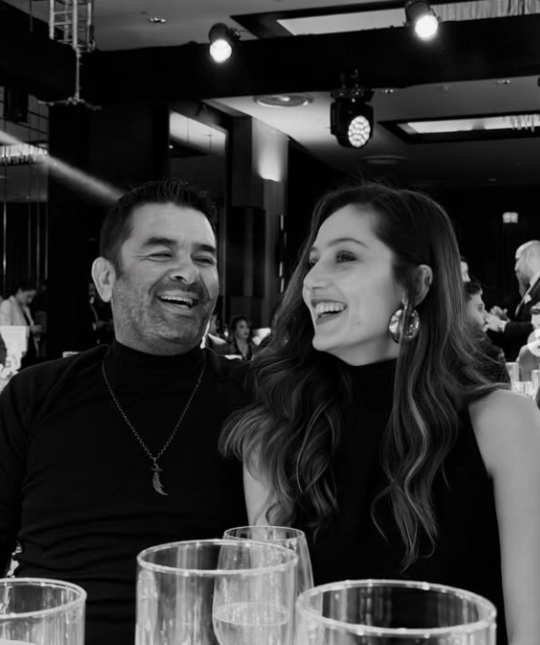 B&uuml;lent Şakrak aşka geldi! Gen&ccedil; sevgiliye ilan-ı aşk 2