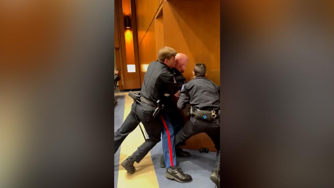 Kongreyi basıp protesto etti! Eski askerin kolunu kırıp g&ouml;zaltına aldılar 2