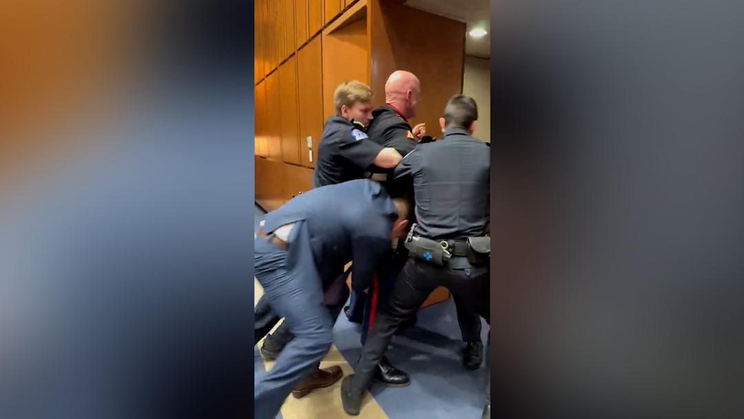 Kongreyi basıp protesto etti! Eski askerin kolunu kırıp g&ouml;zaltına aldılar 3