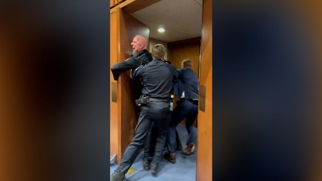 Kongreyi basıp protesto etti! Eski askerin kolunu kırıp g&ouml;zaltına aldılar 4