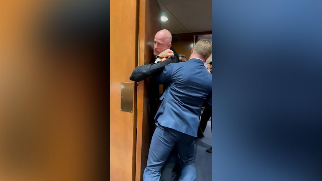 Kongreyi basıp protesto etti! Eski askerin kolunu kırıp g&ouml;zaltına aldılar 5