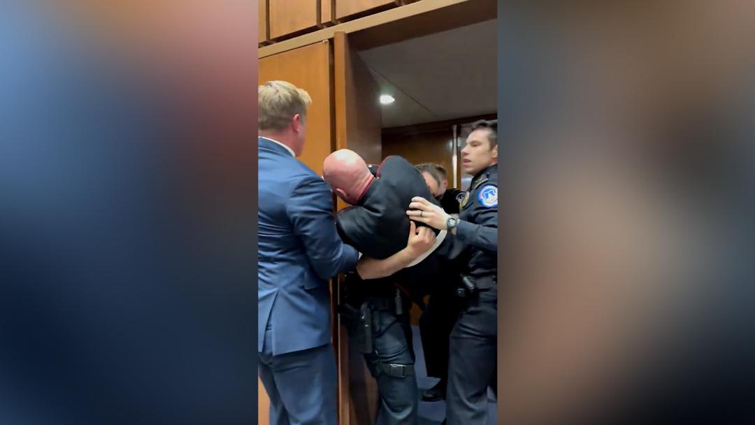 Kongreyi basıp protesto etti! Eski askerin kolunu kırıp g&ouml;zaltına aldılar 6