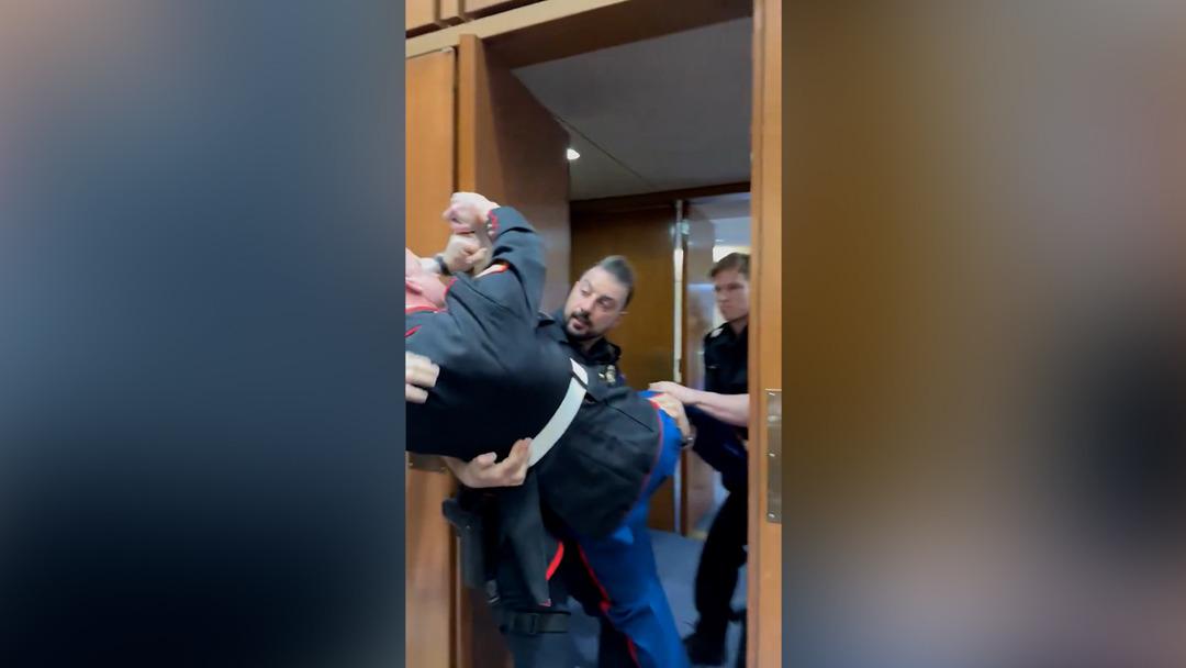 Kongreyi basıp protesto etti! Eski askerin kolunu kırıp g&ouml;zaltına aldılar 7