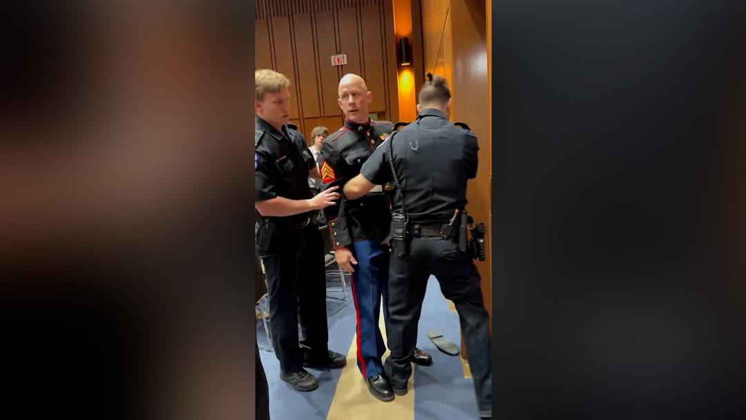 Kongreyi basıp protesto etti! Eski askerin kolunu kırıp g&ouml;zaltına aldılar 1