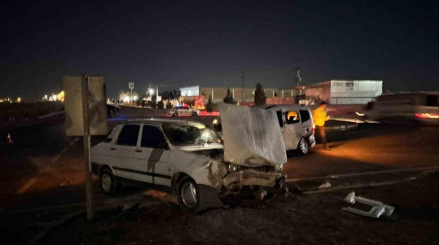 Şanlıurfa&rsquo;da hafif ticari ara&ccedil; ile otomobil &ccedil;arpıştı: 5 yaralı