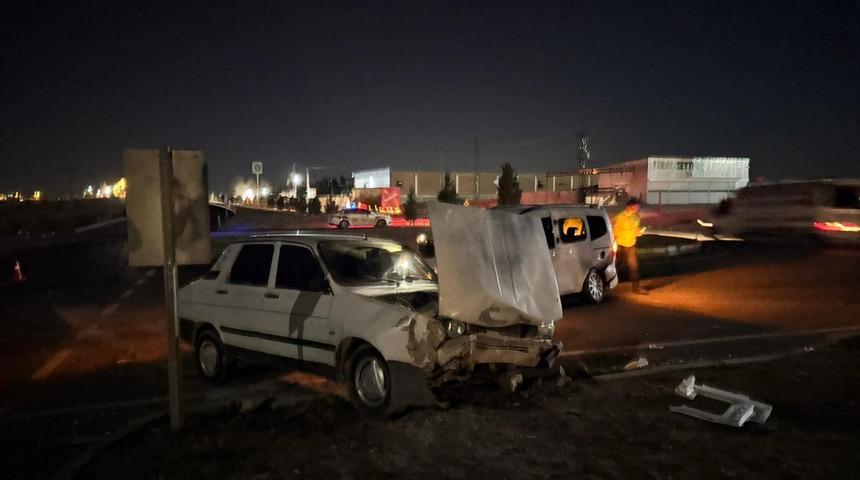 Şanlıurfa'da hafif ticari ara&ccedil; ile otomobil &ccedil;arpıştı: 5 yaralı