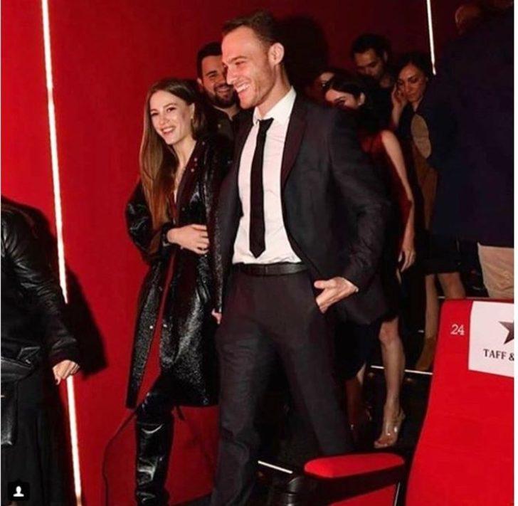 Kerem Bürsin'e ise sevgilisi Serenay Sarıkaya eşlik etti.