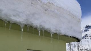 Ovacık'ta kar kalınlığı 2 metreyi buldu, evler kardan kayboldu