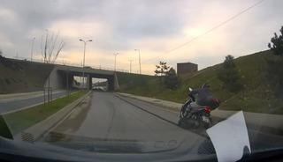 Başakşehir&rsquo;de yarım bırakılan yol &ccedil;alışması kazaya neden oldu