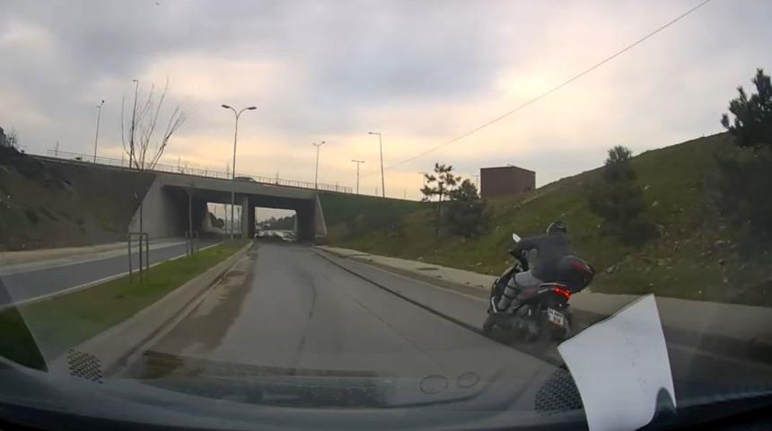 Başakşehir&rsquo;de yarım bırakılan yol &ccedil;alışması kazaya neden oldu