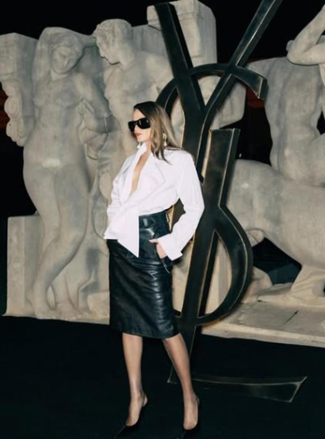 Moda Haftası na damga vurmuştu! Serenay Sarıkaya nın bacak boyu g&uuml;ndem oldu 1