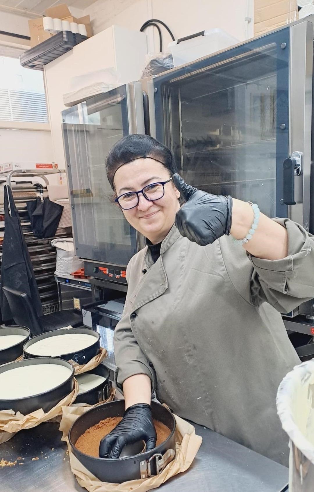 T&uuml;rkiye&rsquo;de eğitim aldı, yurt dışında iş buldu: "Bir g&uuml;nl&uuml;k deneme ile pastacı oldum" 1