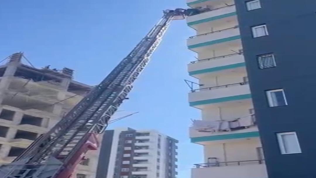Adana da panik anları! Kahraman iş&ccedil;i 13 &uuml;nc&uuml; katta mahsur kalan baba kızı kurtardı 1