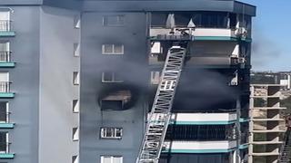 Adana'da panik anları! Kahraman işçi 13'üncü katta mahsur kalan baba kızı kurtardı