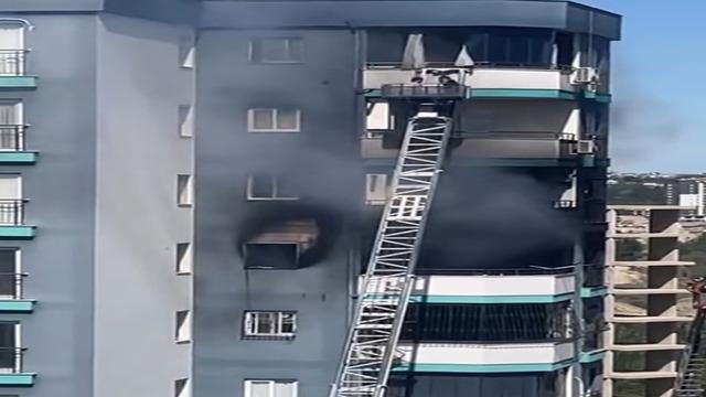 Adana'da panik anları! Kahraman işçi 13'üncü katta mahsur kalan baba kızı kurtardı