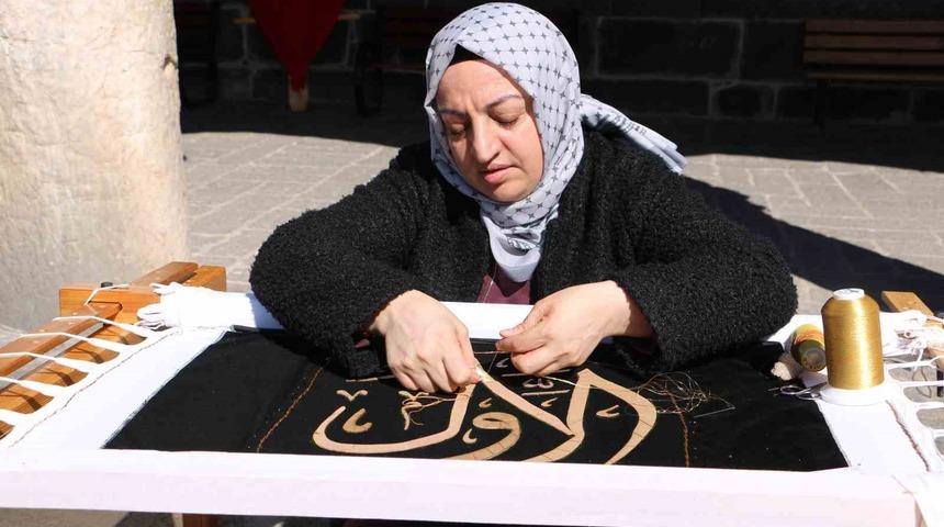 Esma-&Uuml;l H&uuml;sna Maraş işlemeleri Ulu Cami&rsquo;de sergilendi