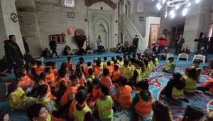 Asırlık camide yaşlılara anlamlı ziyaret