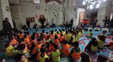 Asırlık camide yaşlılara anlamlı ziyaret