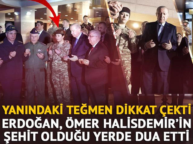 Cumhurbaşkanı Erdoğan, &Ouml;mer Halisdemir'in şehit olduğu yerde dua etti! Yanındaki teğmen dikkat &ccedil;ekti