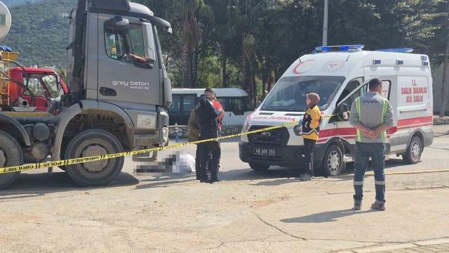 Beton mikserinin &ccedil;arptığı yaya hayatını kaybetti 5