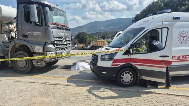 Beton mikserinin &ccedil;arptığı yaya hayatını kaybetti 2