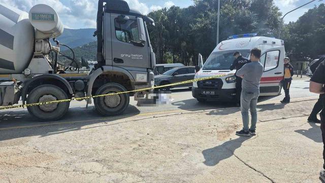 Beton mikserinin &ccedil;arptığı yaya hayatını kaybetti 1